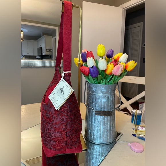 NWT Isabella’s Journey red tapestry bag - Picture 4 of 15